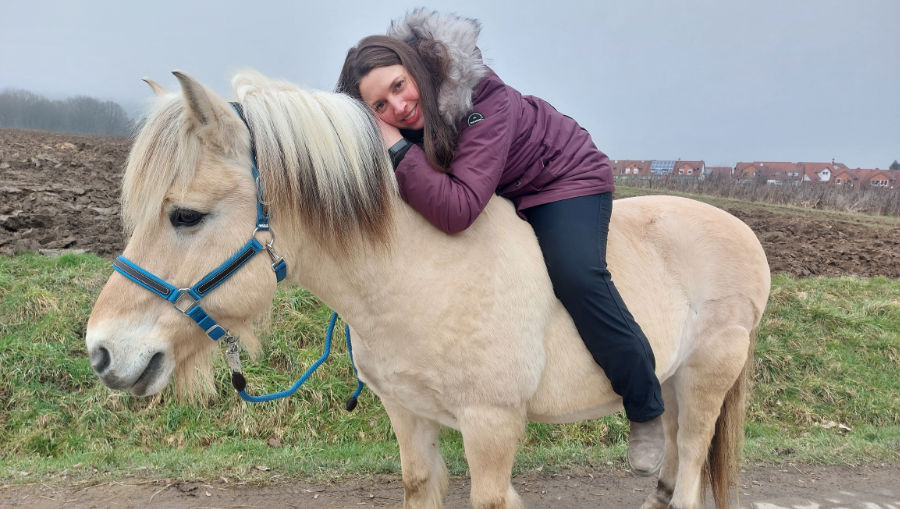 Sandra Hoffmann sitzt auf ihrem Heldenpony Mogli
