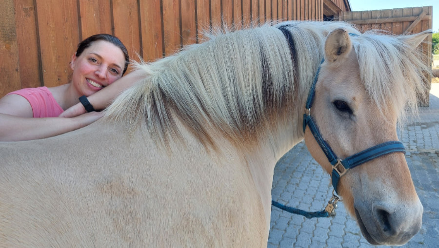 Sandra Hoffmann mit dem Fjordpferd Mogli