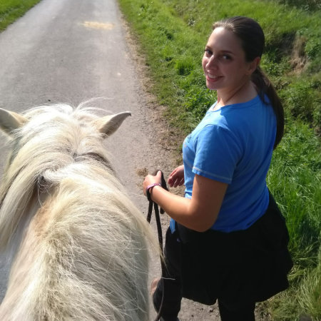Reittherapie Kassel Söhrewald Sandra Hoffmann geht mit ihrem Fjordpferd Mogli spazieren.
