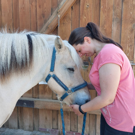 Reittherapie Sandra Hoffmann Sandra Hoffmann mit ihrem Fjordpferd Mogli